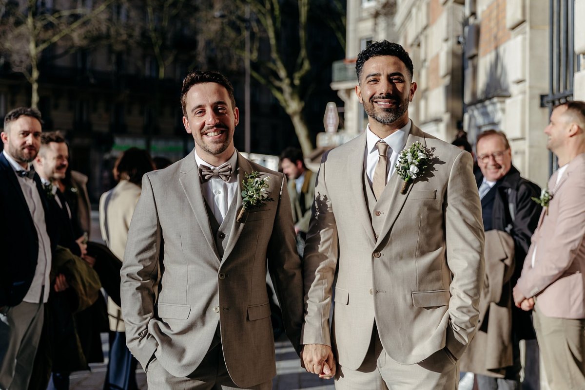 Les mariés prêts à entrer dans la mairie