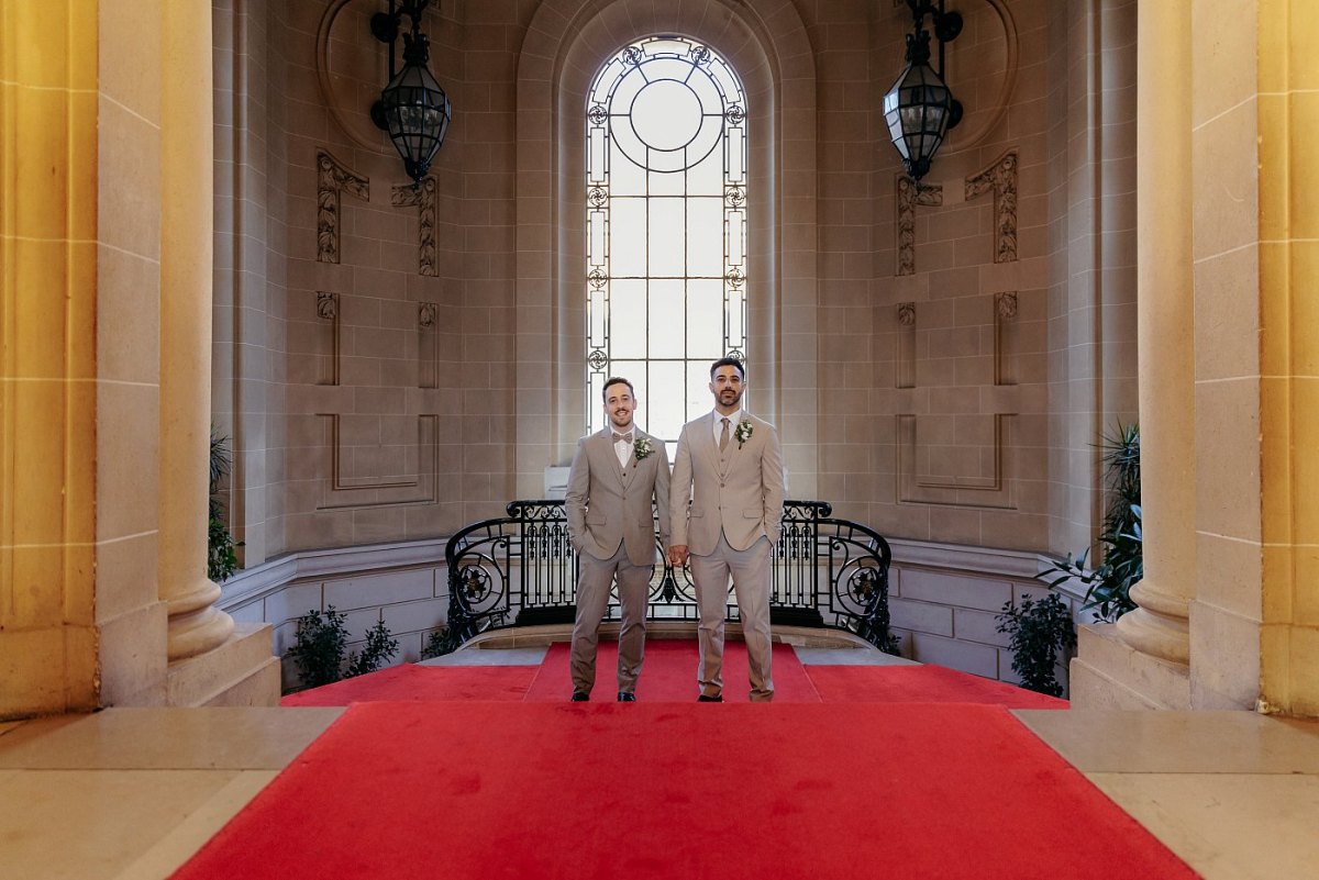 Arrivée sur le parvis de la salle des mariages