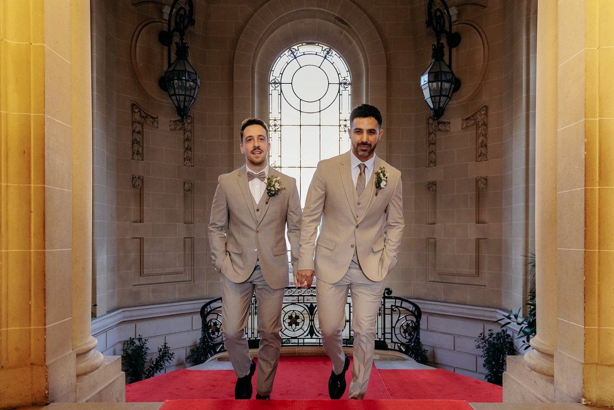 Les mariés sont sur le point d'entrer dans la salle des mariages