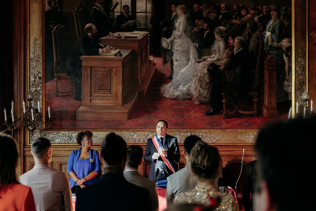 Les mariés vus de dos dans la belle mairie du 19e arrondissement