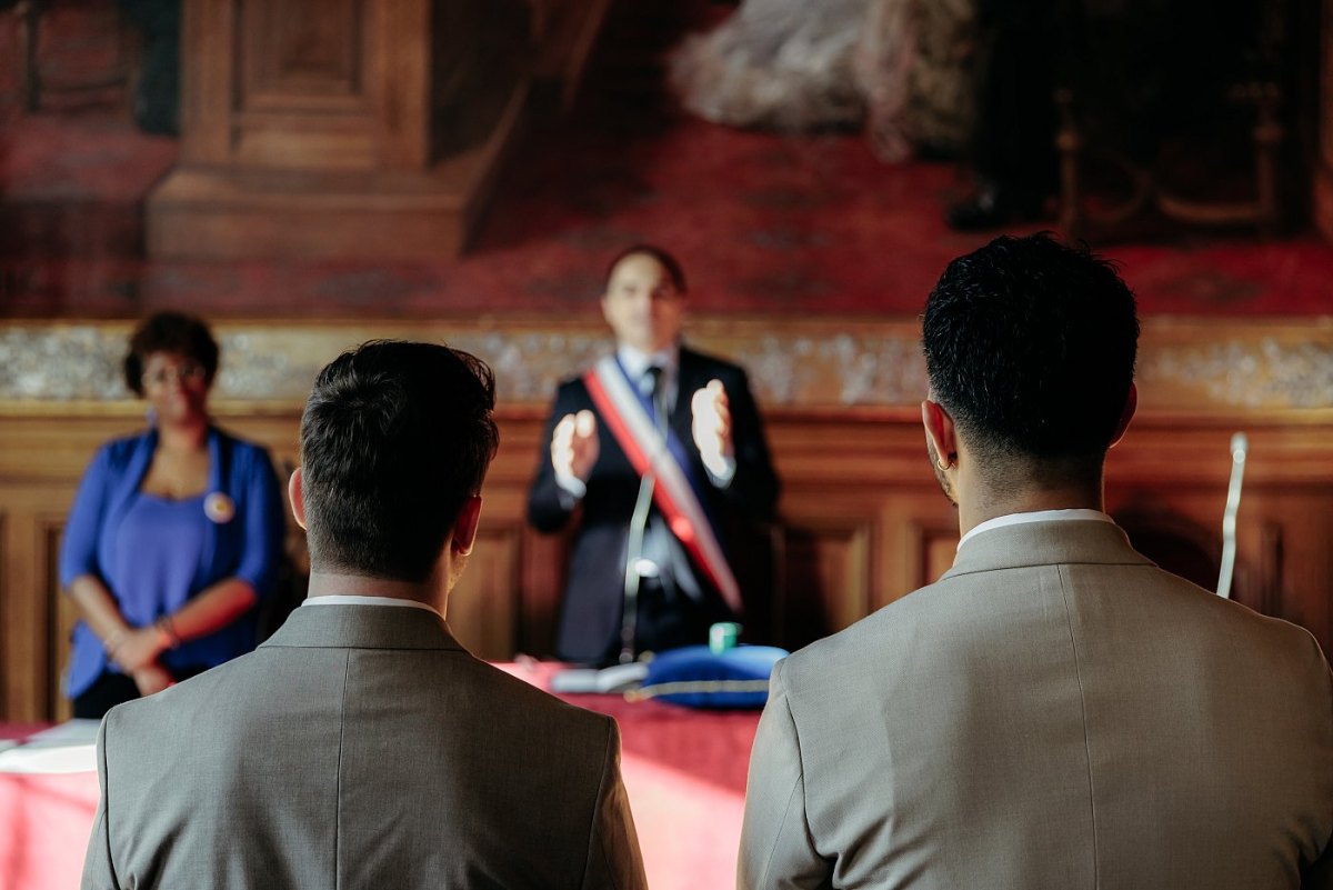Gros plan sur les mariés et l'adjoint au maire