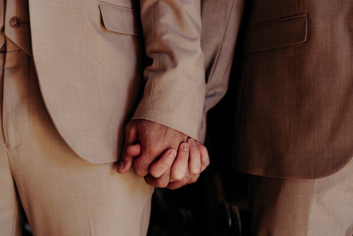Les mariés main dans la main durant la cérémonie de mariage