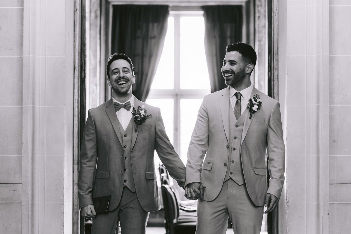 Le fou-rire des mariés lors de la sortie de la salle des mariages
