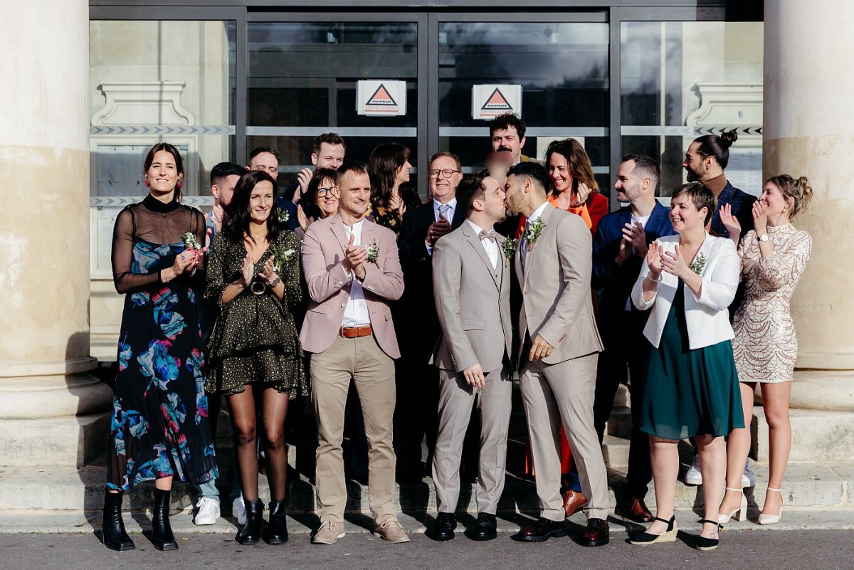 Photo de groupe à la sortie de la mairie