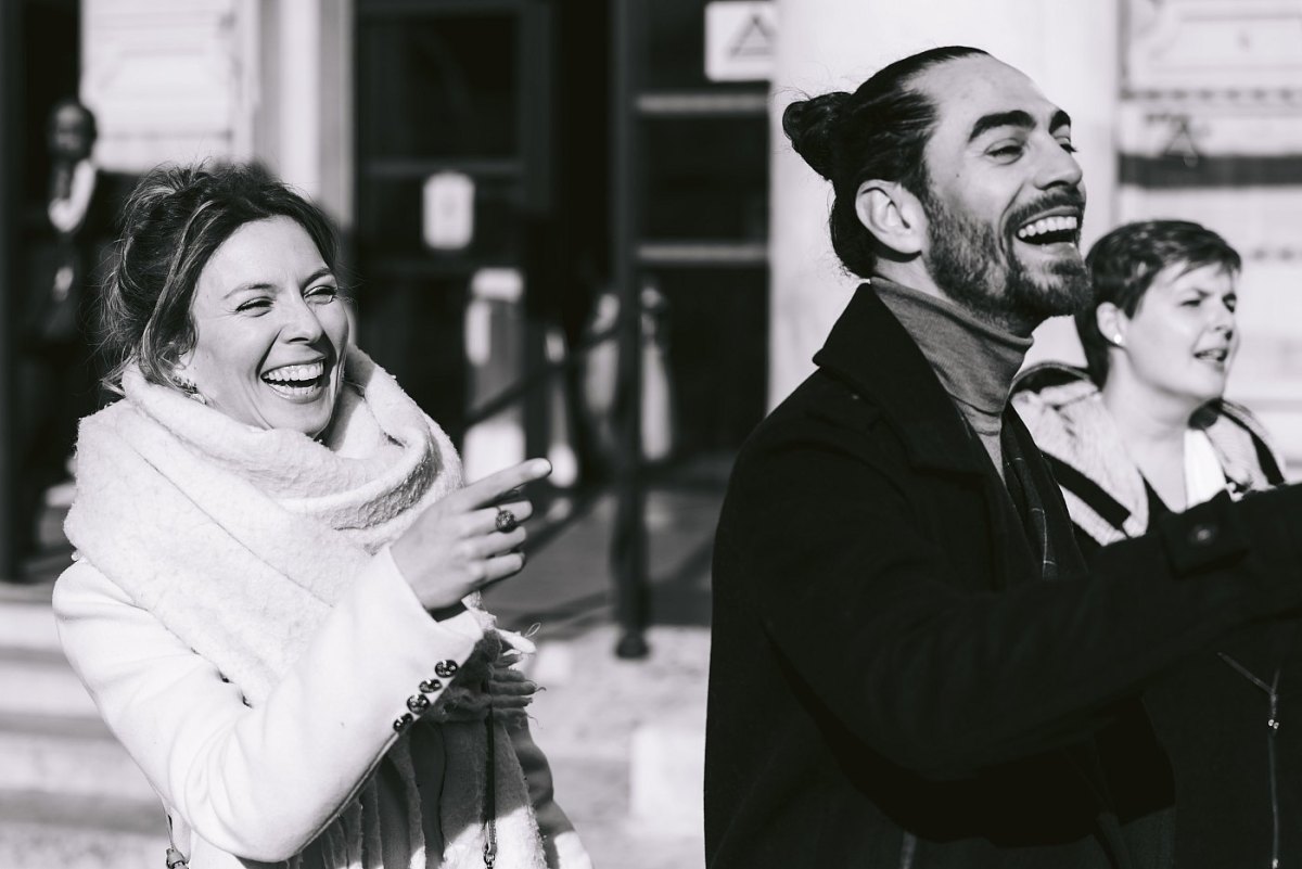 Le fou-rire des invités sur le parvis de la mairie