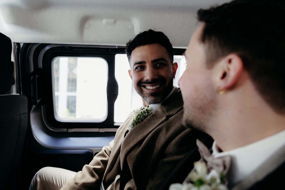 Les mariés dans le taxi entre la mairie du 19e et Montmartre