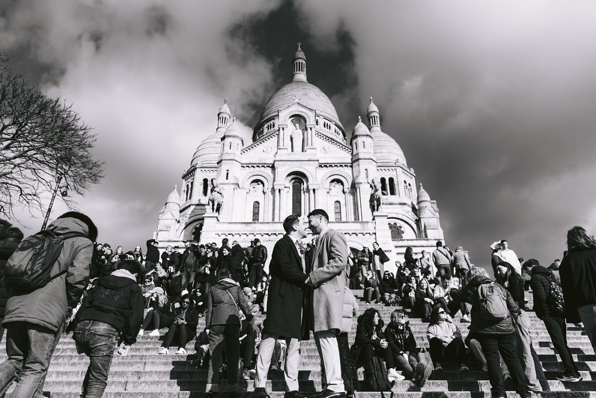 Photo des mariés avec la foule et le Sacré-Cœur en arrière-plan