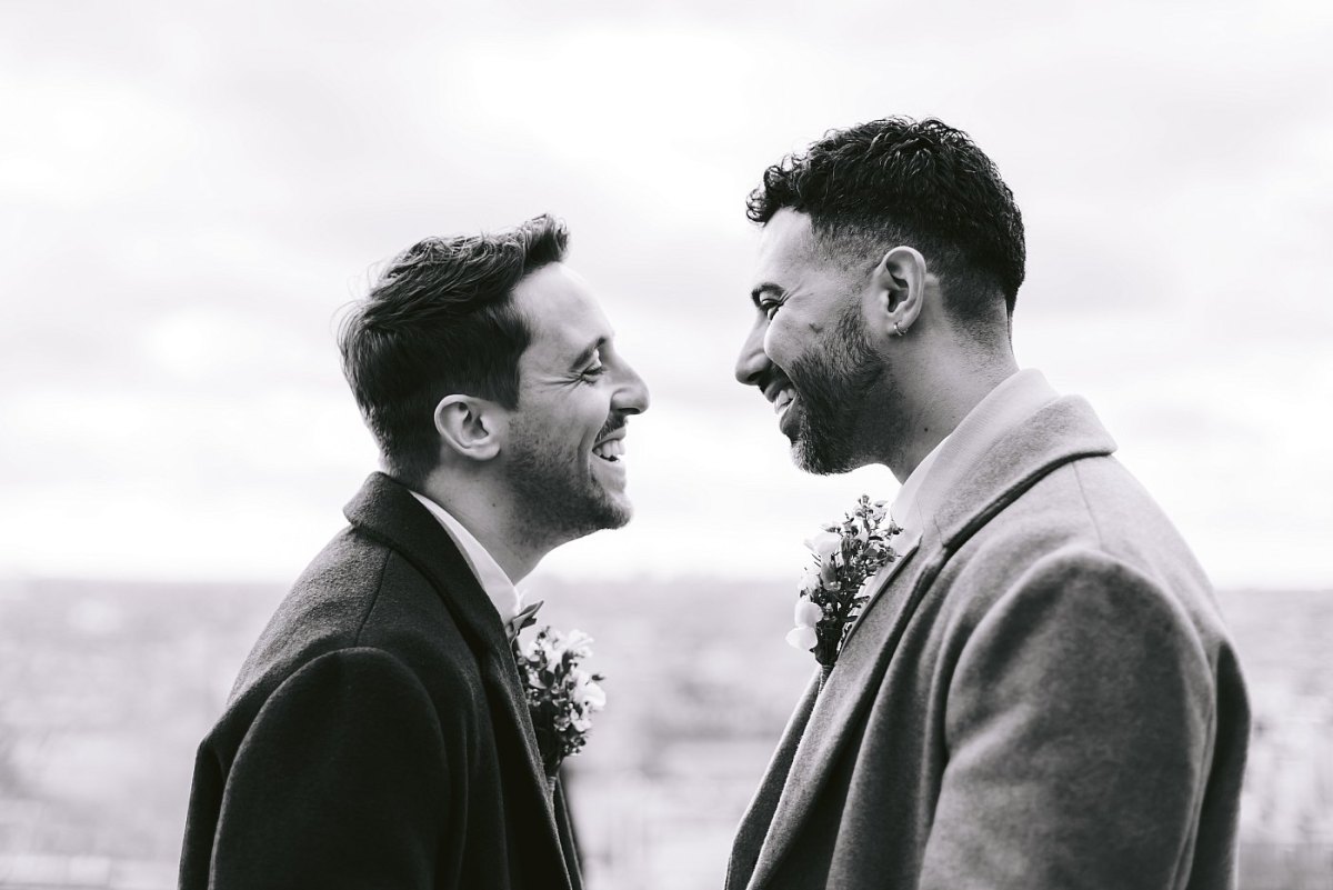 Fou-rire des mariés durant la séance photo de couple à Montmartre
