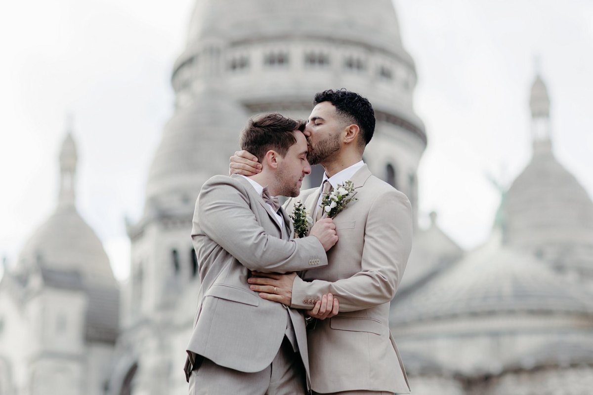 Photo douce et sentimentale devant le Sacré-Cœur