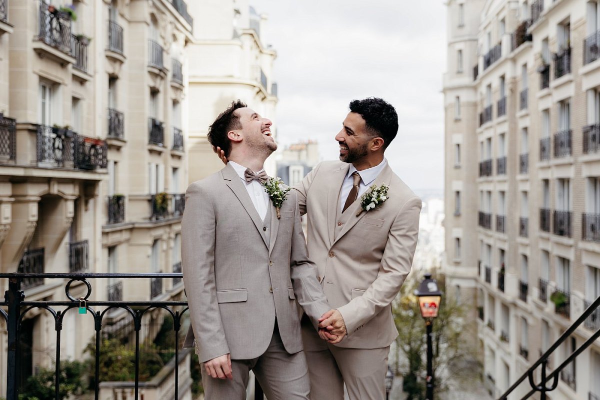 Les mariés s'amusent dans les escaliers de Montmartre