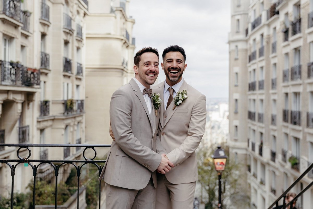 Photo de couple à Montmartre dans la rue du Mont Cénis