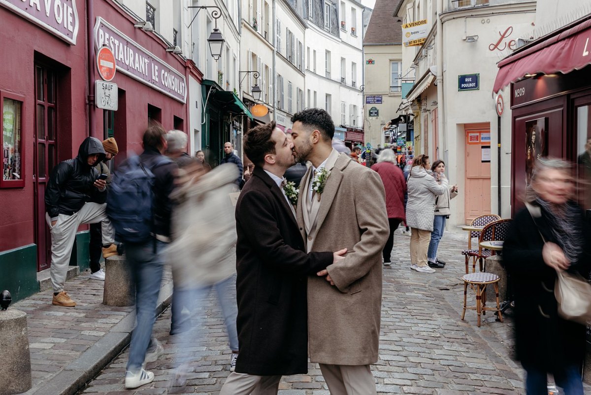 Pose longue sur les mariées dans les rues de Montmartre