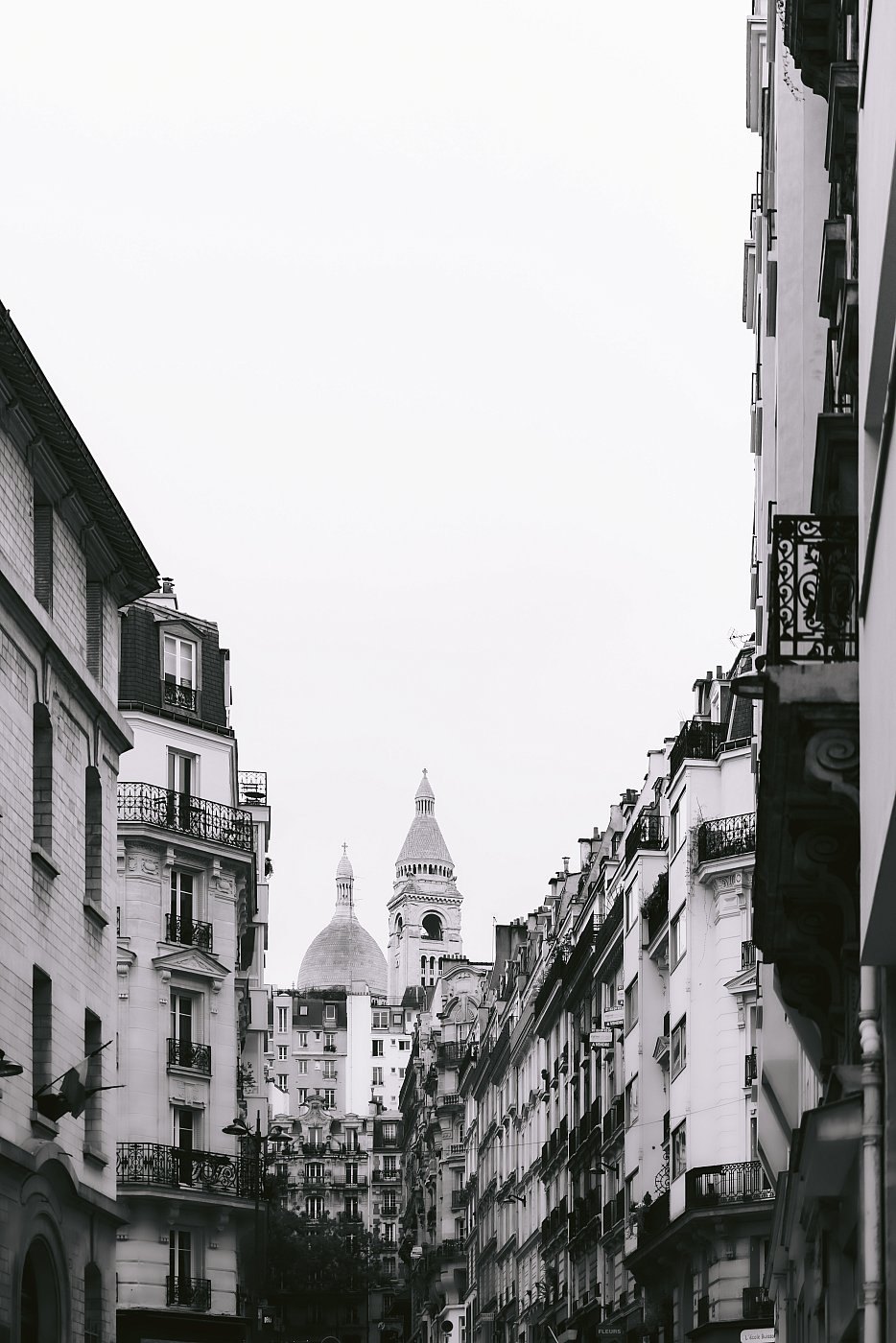Vue sur le Sacré-Coeur depuis la place Jules Joffrin