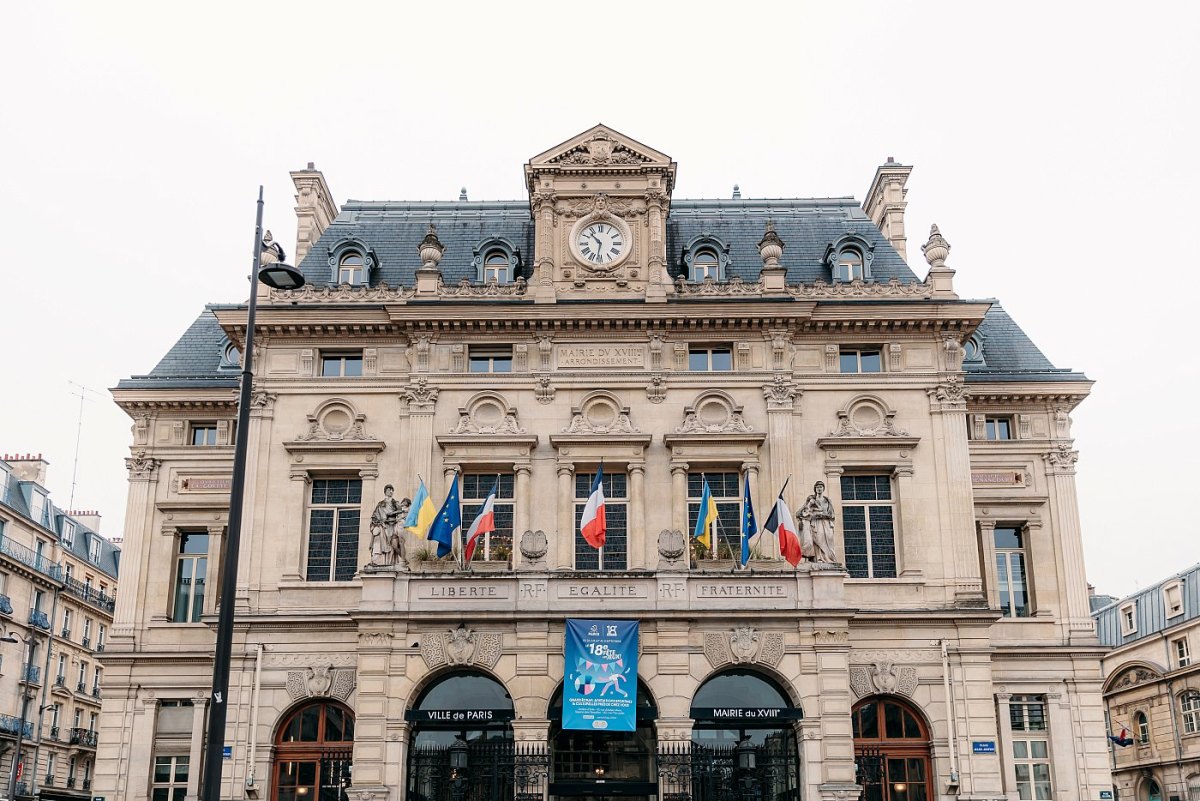 Vue face à la mairie du 18ème