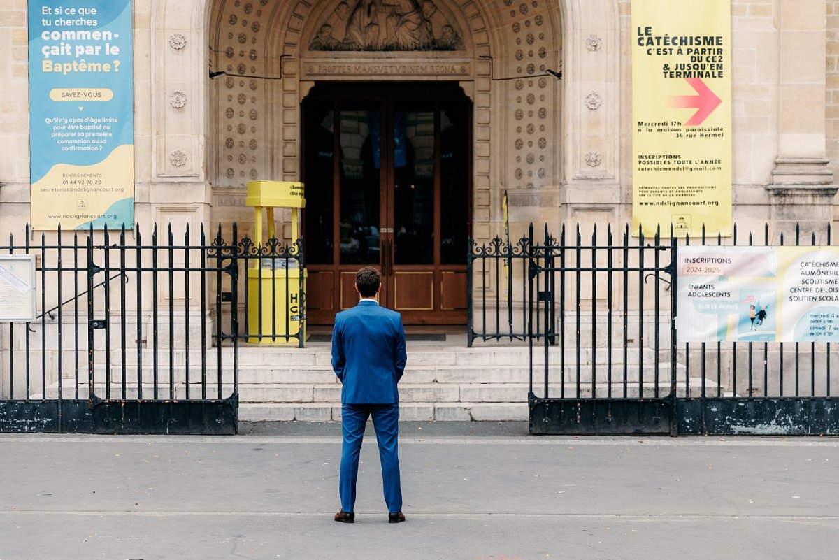 Photographe de mariage à Paris : le marié attend devant l'église