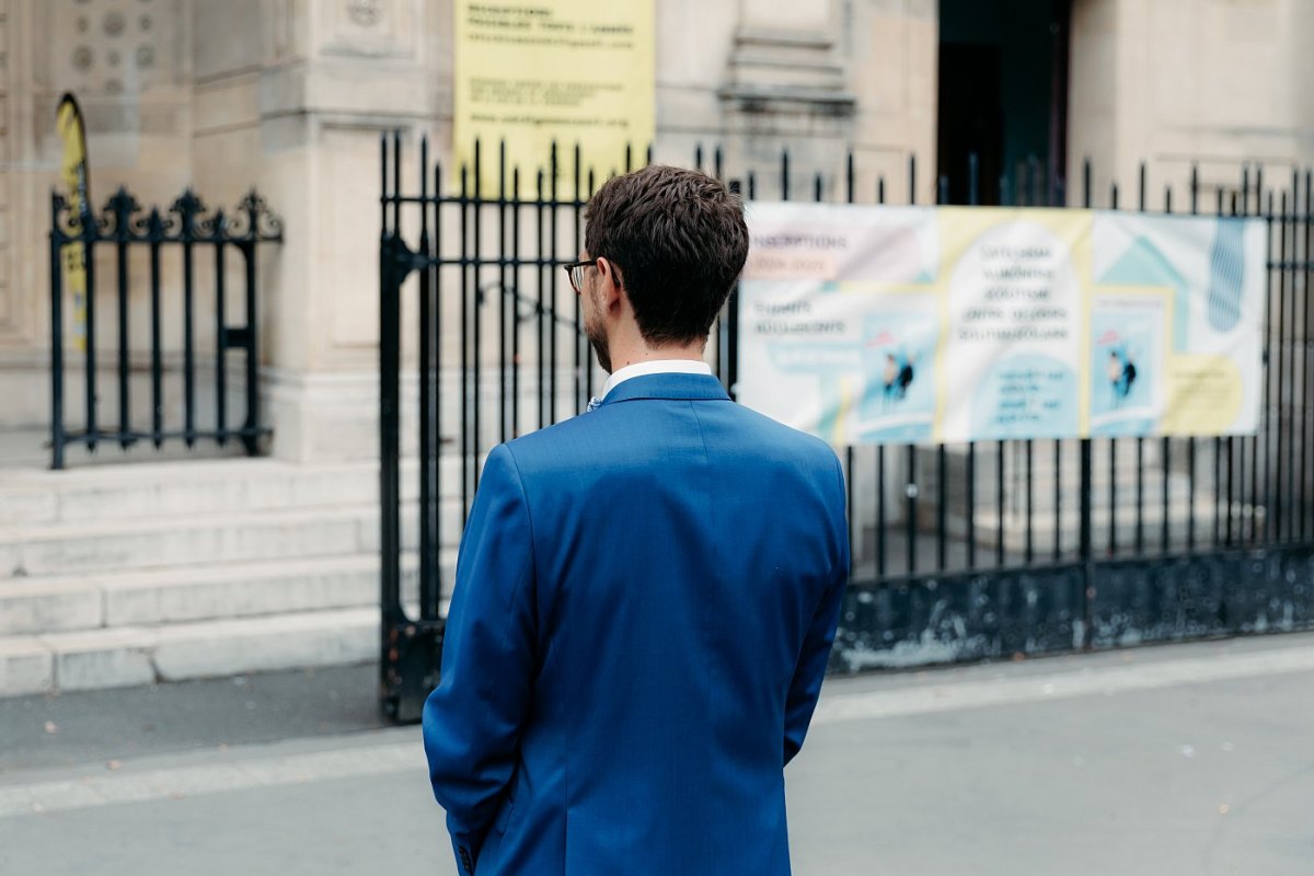 Le marié sur le point de se retourner