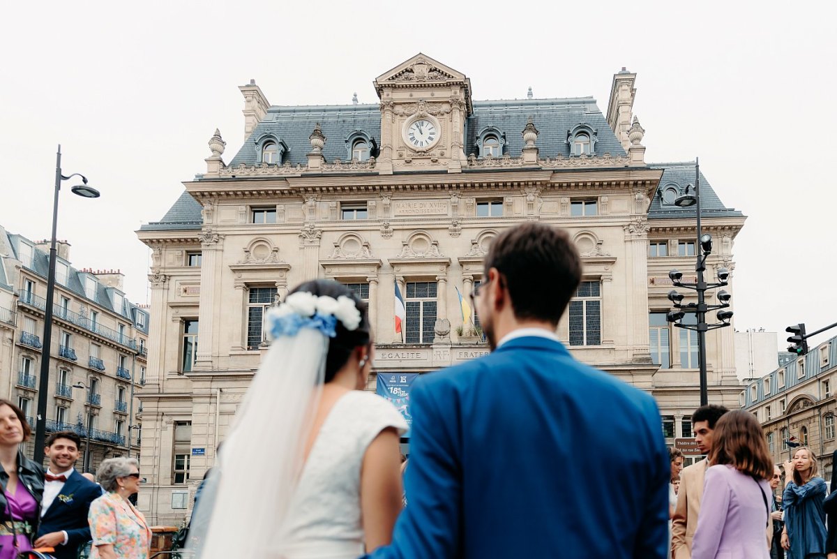 Les mariés face à la mairie du 18ème