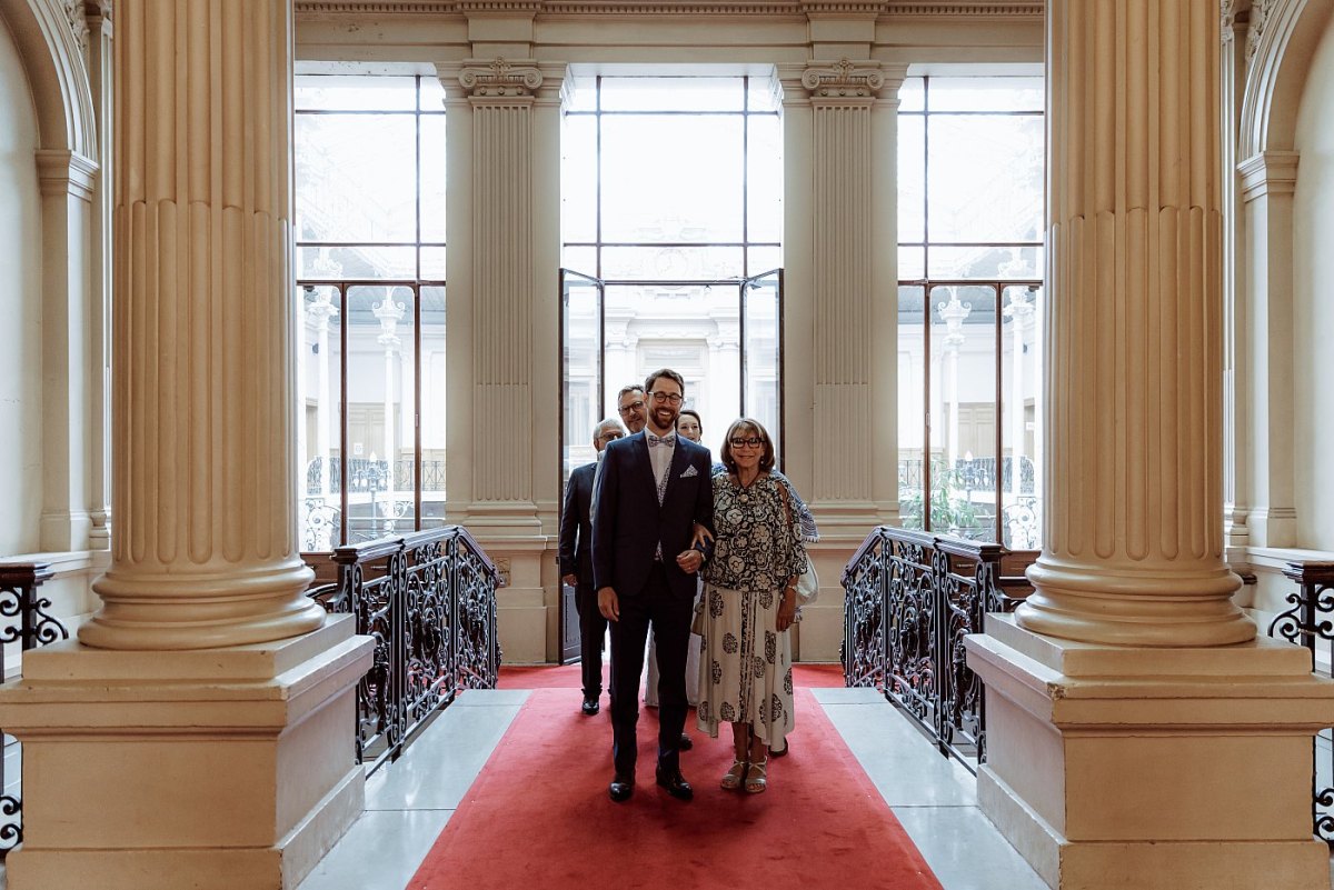 Le marié au bras de sa maman avant de rejoindre la salle des mariages