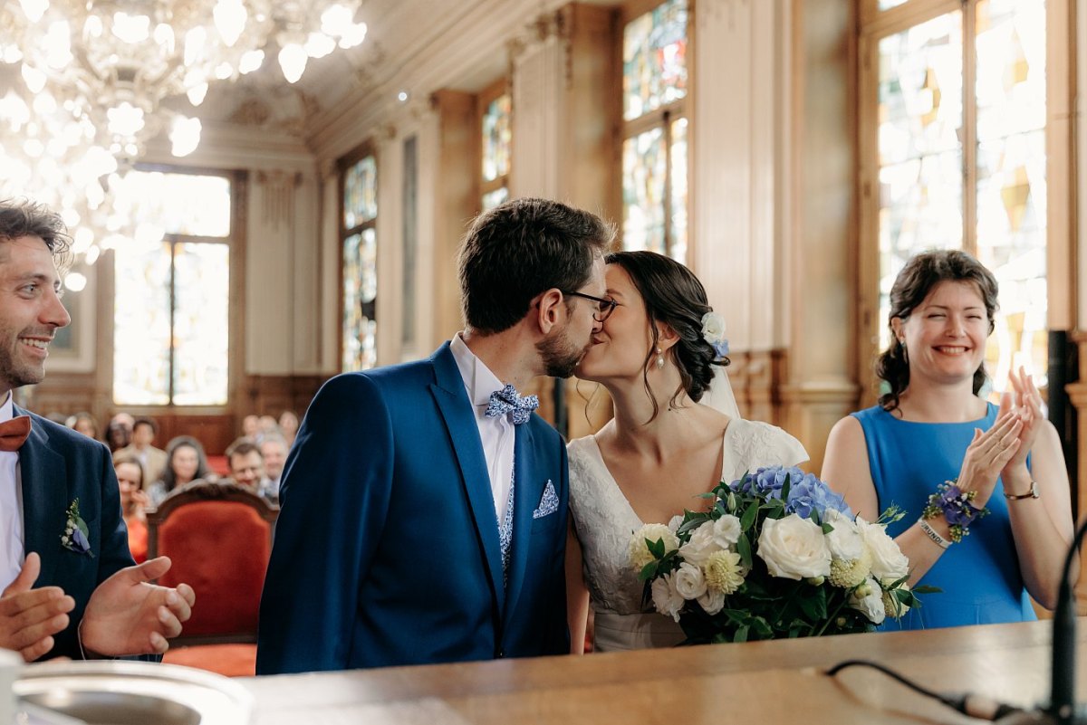 Le baiser des mariés après l'échange des consentements