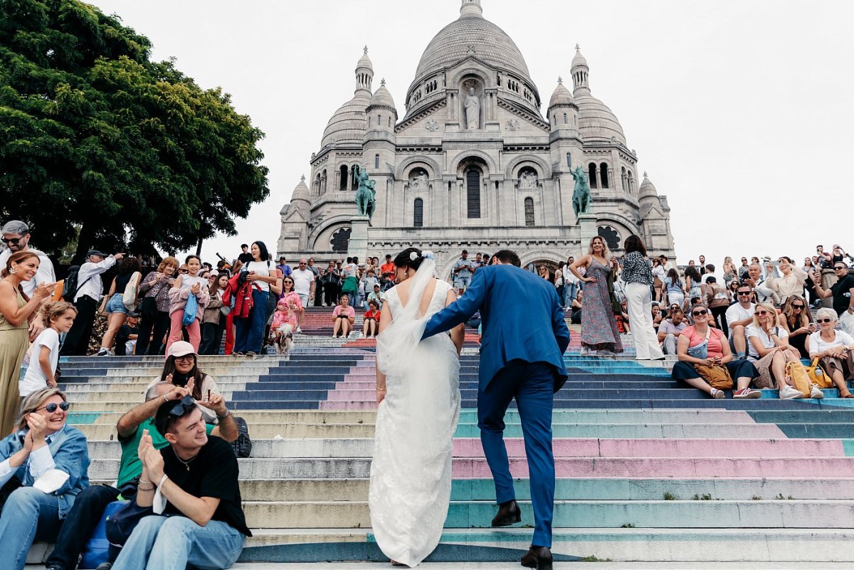 Les mariés se font applaudir sur les marches menant au Sacré-Coeur