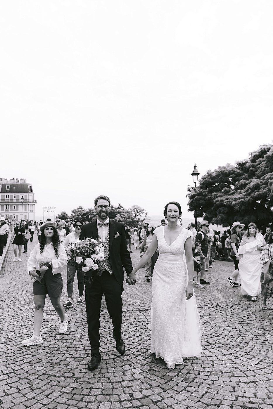 Les mariés dans les rues de Montmartre