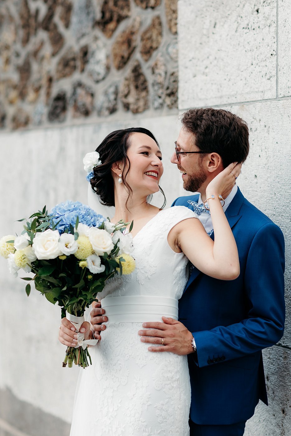 Pose des mariés durant la séance photo de couple