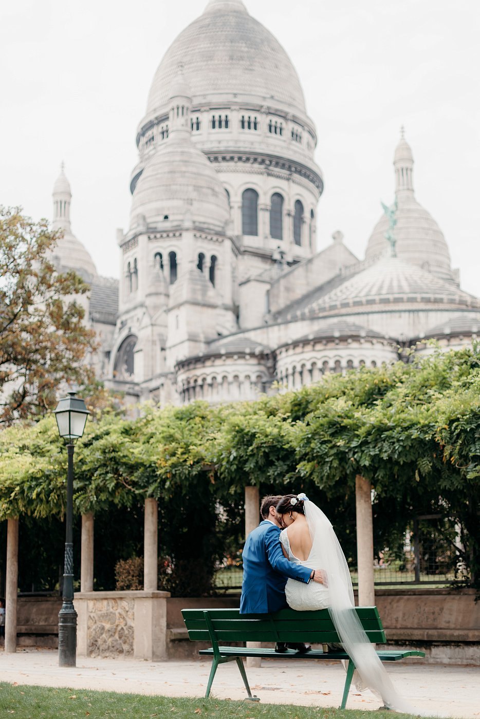 Les mariés au pied de la basilique