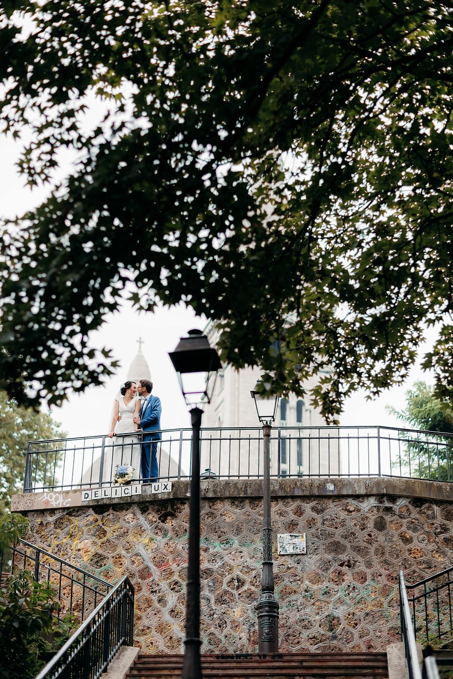 Vue des mariés avec les escaliers de Montmartre et le Sacré-Coeur