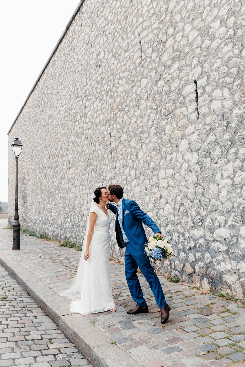 Baiser des mariés dans les rues de Montmartre
