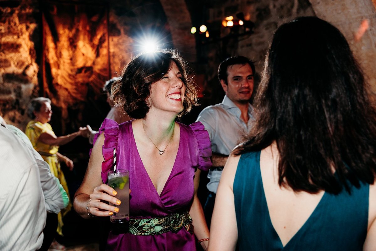 Les invités s'amusent avec les mariés lors de la réception à Paris