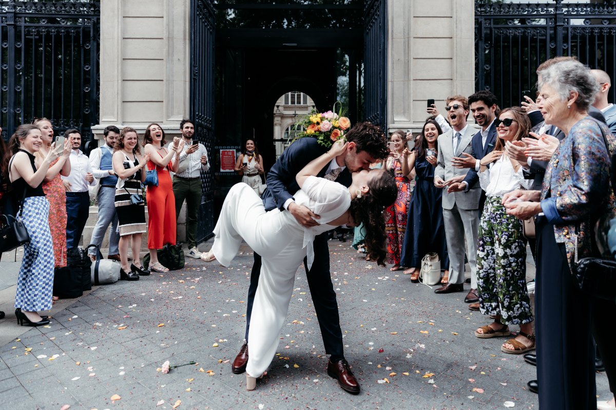 Une séance photo de couple dans le métro et un mariage civil à Paris 11ème