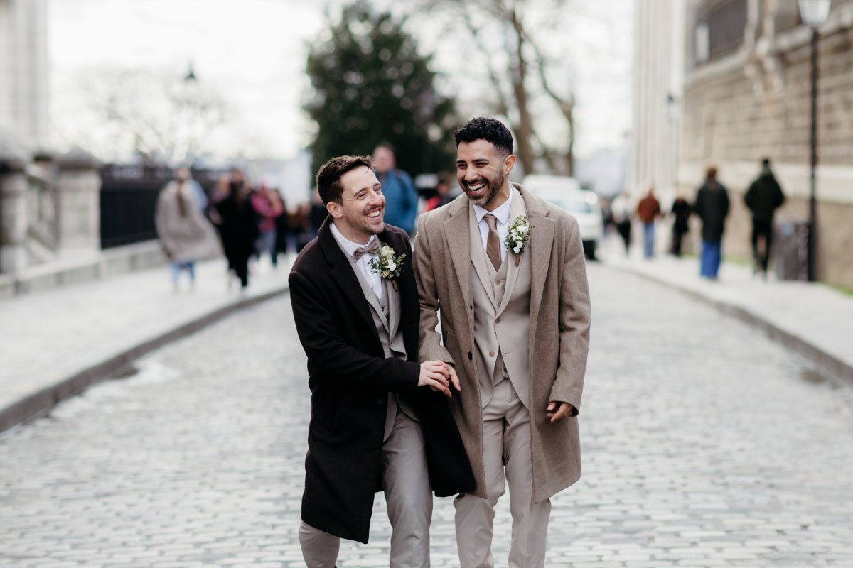 Photographe de mariage à Paris : les mariés dans les rues de Montmartre