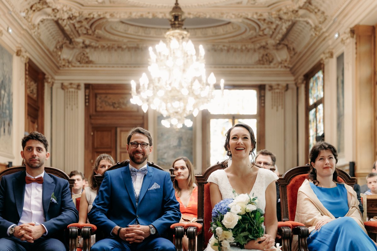 Les mariés à la mairie du 18e à Paris