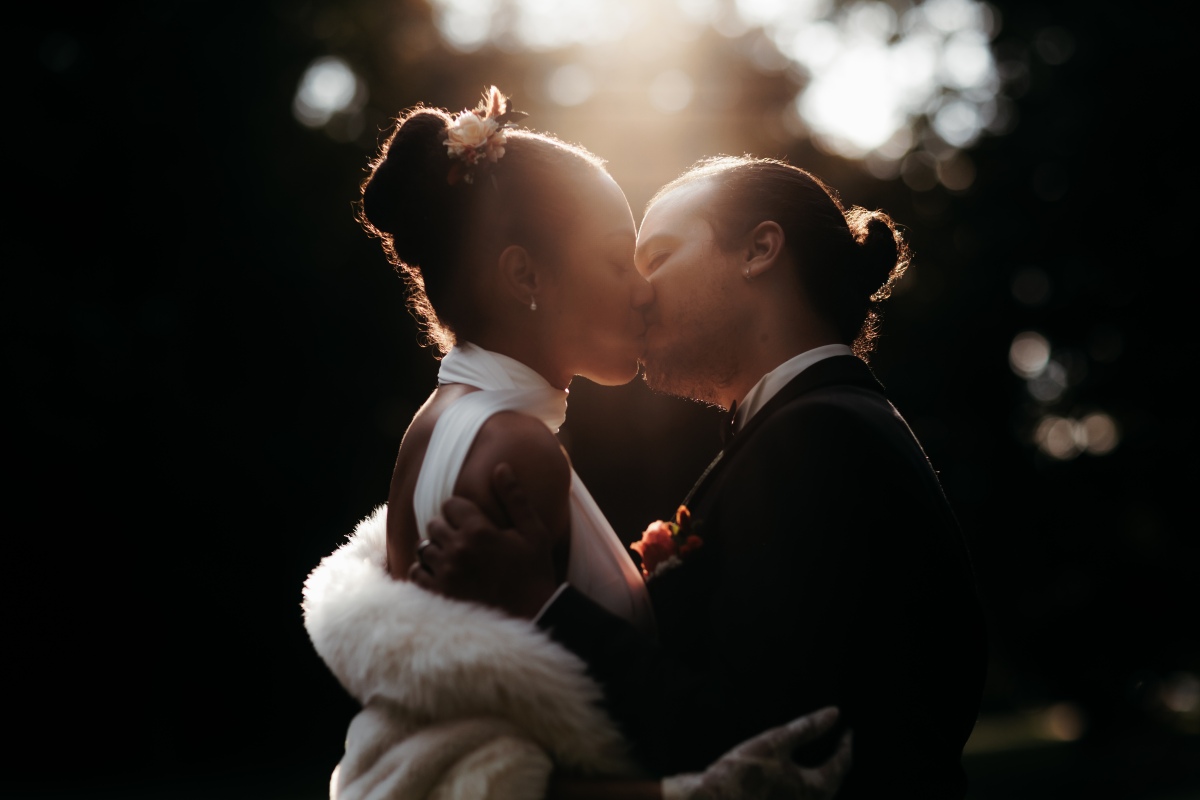 Photo de couple pendant un mariage