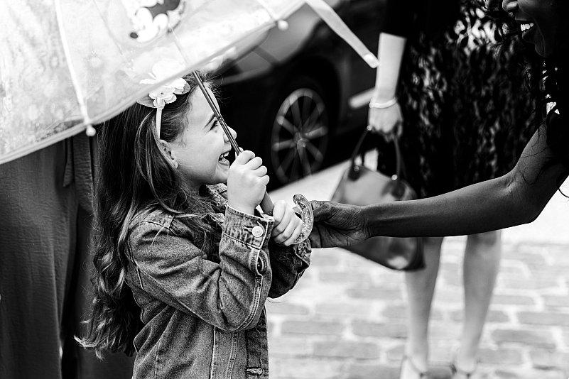 Une petite fille ravie de voir la mariée