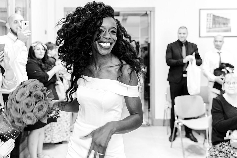 La mariée radieuse arrive à la mairie