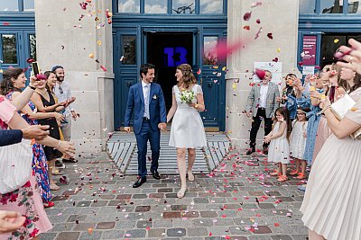 Sortie des mariés sous les pétales de fleur lors de la sortie de la mairie