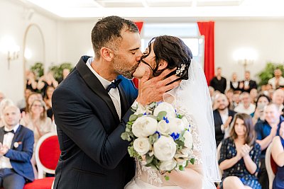 Les mariés s'embrassent après l'échange des voeux