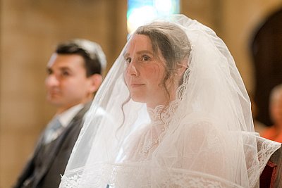 La mariée sous son voile à l'église