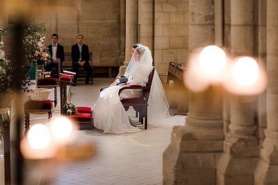 Le couple à l'église lors de la cérémonie de mariage