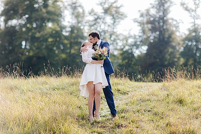 Photo poétique et romantique des mariés lors du shooting de couple