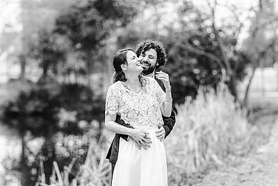 L'éclat de rire des mariés lors de la séance photo de couple