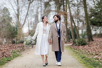 Les mariés complices lors de la séance photo de couple