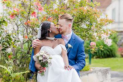 Les mariés enlacés au milieu des fleurs