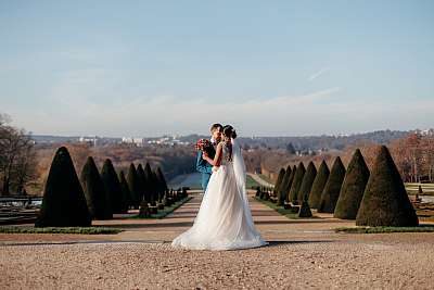 Les mariés dans une belle perspective du château