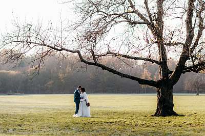 Les mariés sous une branche d'arbre