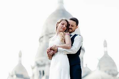 Pose épique des mariés devant le Sacré-Coeur