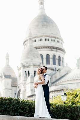 Les mariés amoureux avec le Sacré-Coeur en arrière plan