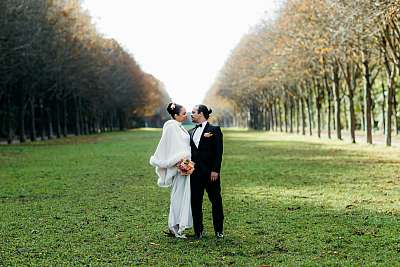 Les mariés jouent le jeu de la séance de couple merveilleusement bien