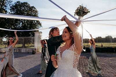 Le jeu des rubans pour savoir qui va remporter le bouquet de la mariée
